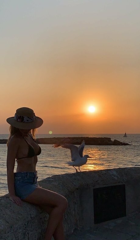 Maria Eugenia Suconic naked model img