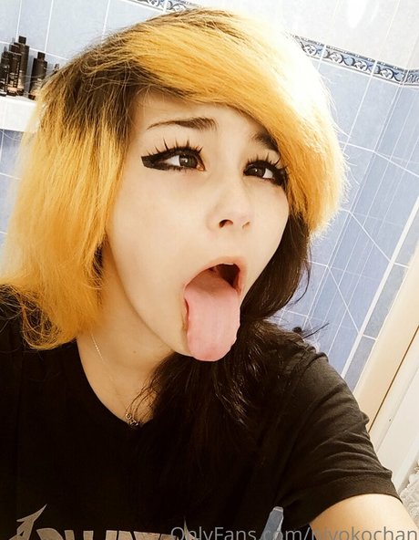 niyokochan model naked picture