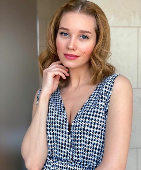 Kristina Asmus beautiful actress img