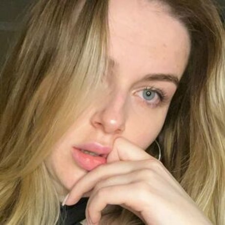 Nensi Mur pretty model picture