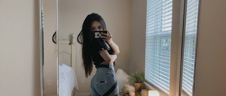 basedlilv model top photo