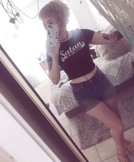 Holly Conrad star top picture