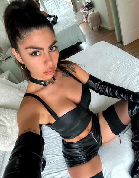 queen amy naked model photo