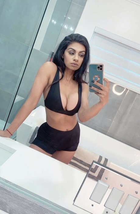 Skinnyroti nude pornstar picture