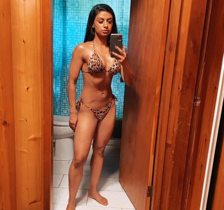 Skinnyroti nude model pictures