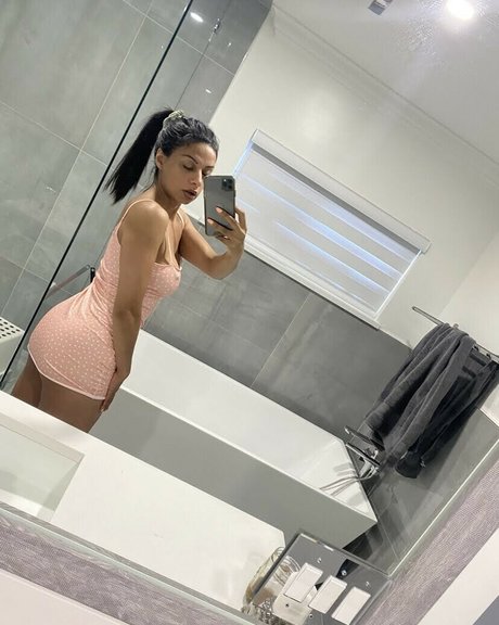 Skinnyroti sexy actress images