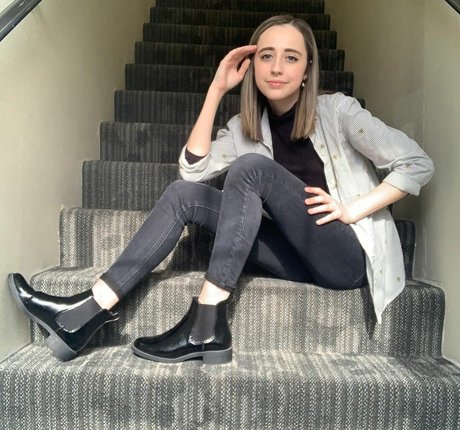 Atwentysomethingloser sexy model pic