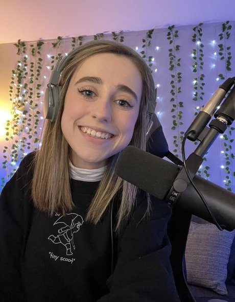 Atwentysomethingloser model porn picture