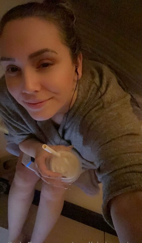 realbigjasmine model naked photos