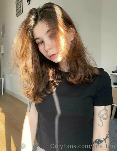 kira brunette1 nice actress pic