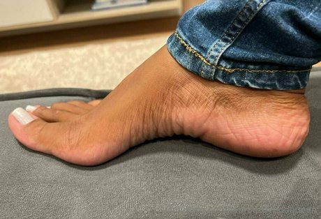 lauraazevedoqueen model nude pictures