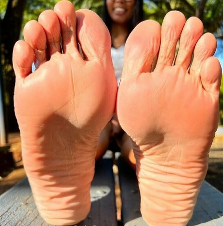 lauraazevedoqueen model free image