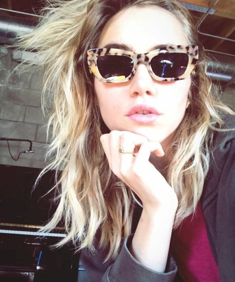 Suki Waterhouse star erotic picture