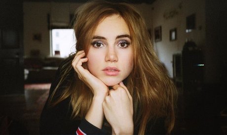 Suki Waterhouse model beautiful pics