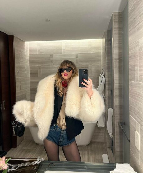 Suki Waterhouse star xxx image