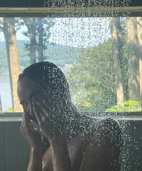 Suki Waterhouse pretty model archive