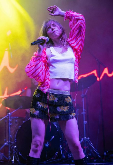 Suki Waterhouse star exclusive picture