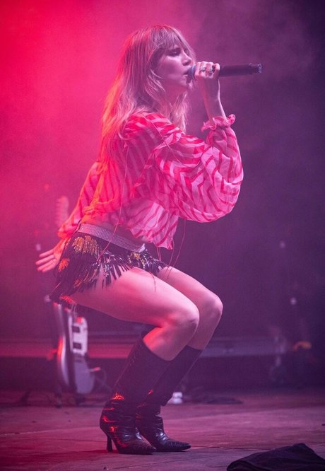 Suki Waterhouse pornstar top pic