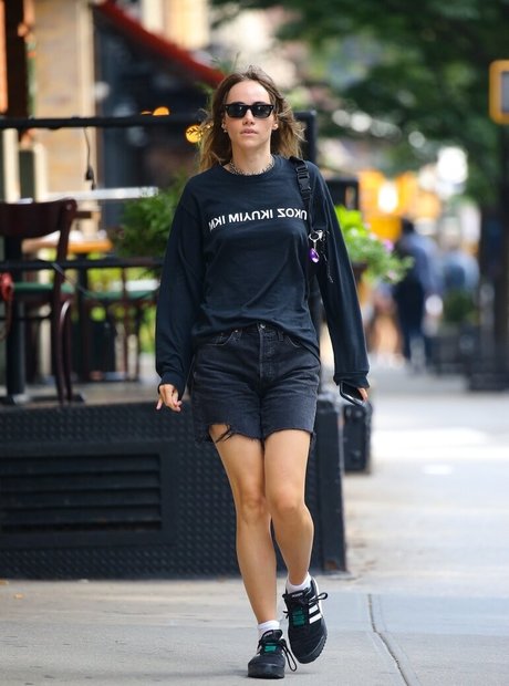 Suki Waterhouse model high quality image