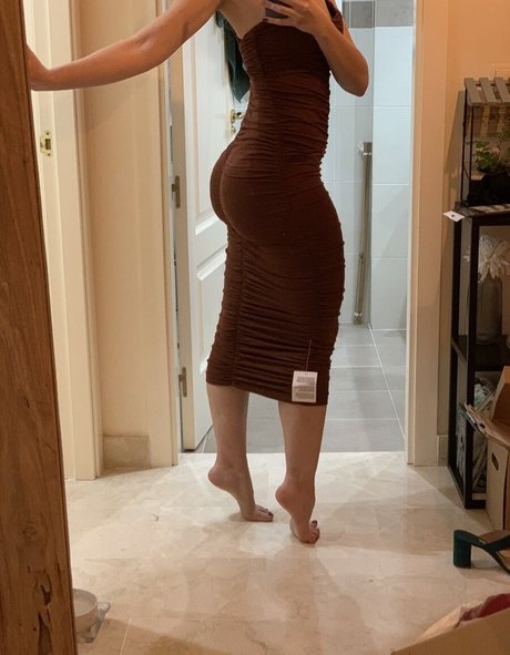 Pettans model pretty image