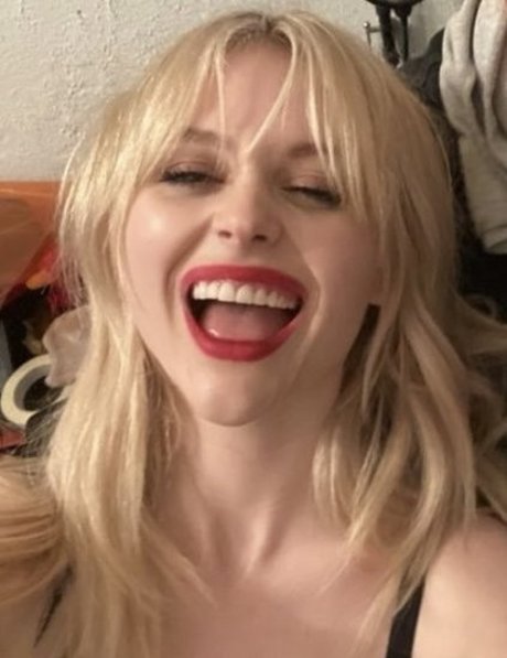 Emily Lind sexy pornstar img