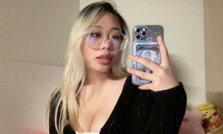 kiwireii model erotic pic