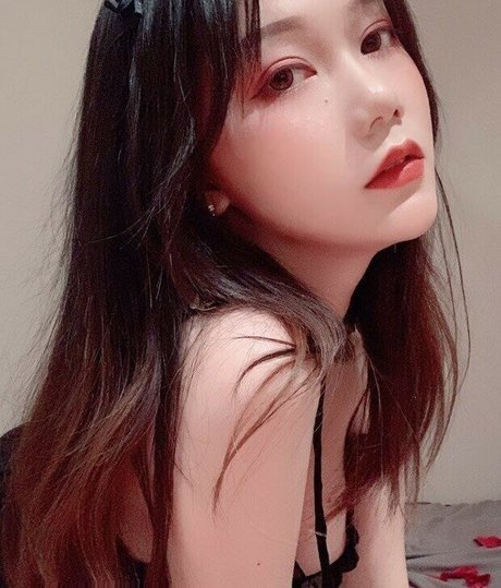 Qinqinwoya nudes model images