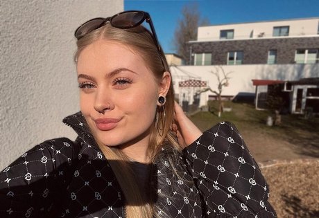 emaazing pornstar archive