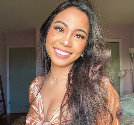 Arienne Monteclar hd pornstar photo