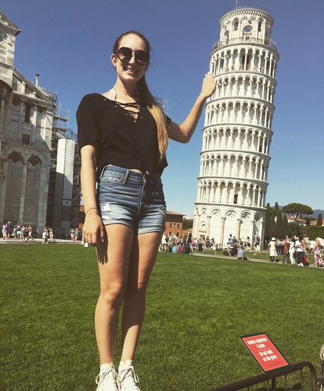 Leila Saltzman naked model pic