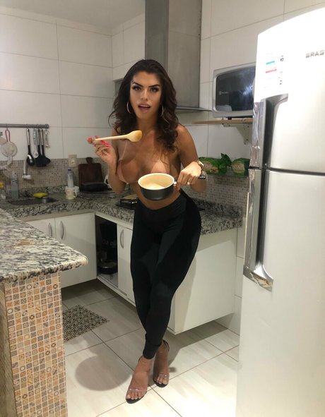 round ass onlyfans pornographic image