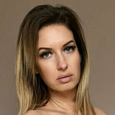 Linette Crown free model pic