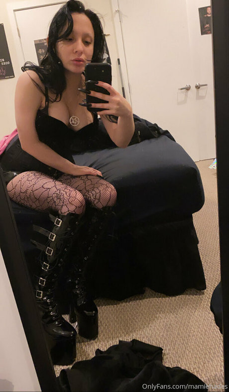 mamiehades model naked pics