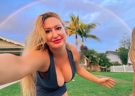 nikkiebigtits nudes actress pics