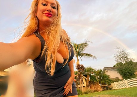 nikkiebigtits star top img