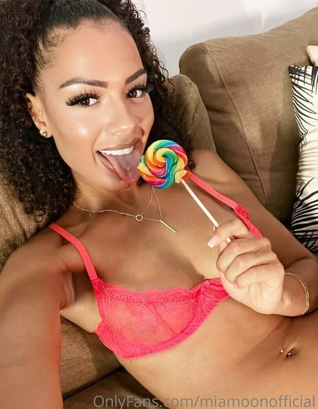 miamoonofficial star top photos