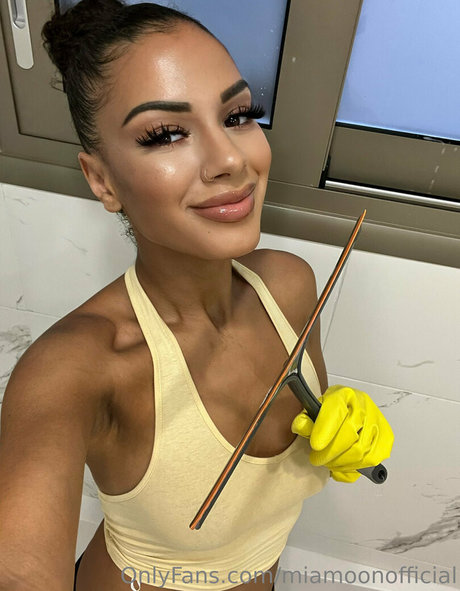 miamoonofficial erotic pornstar pictures