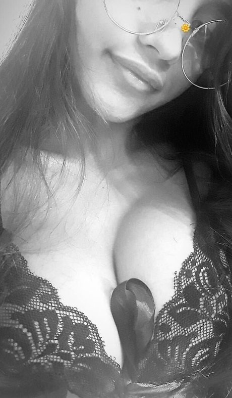 Lari Cogumelos erotic model img