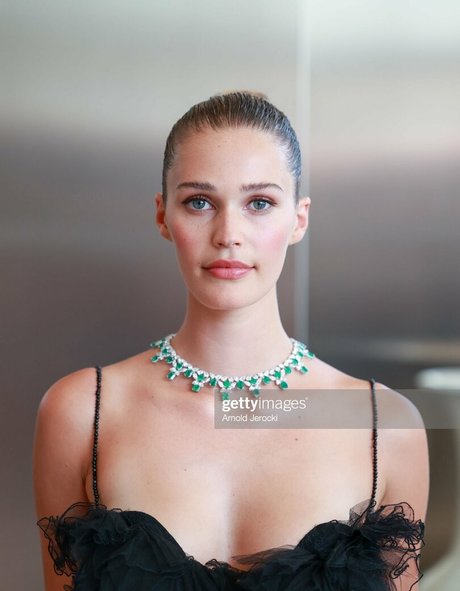 Noel Capri Berry pretty model galleries