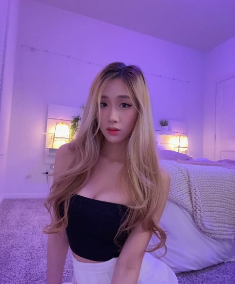 Yougelly model pornographic pic