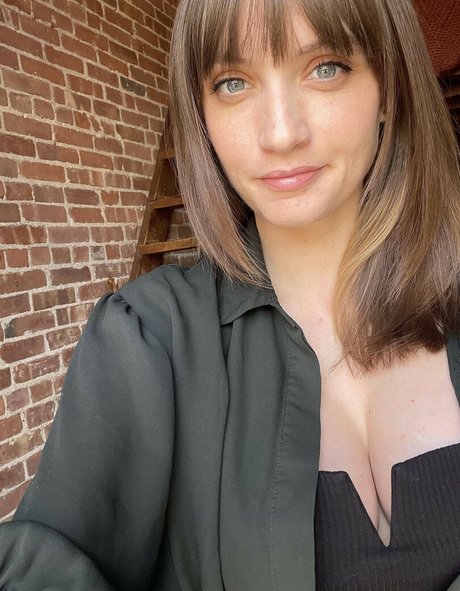 Alanah Mackie model high quality image