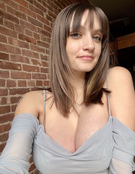 Alanah Mackie pretty pornstar image