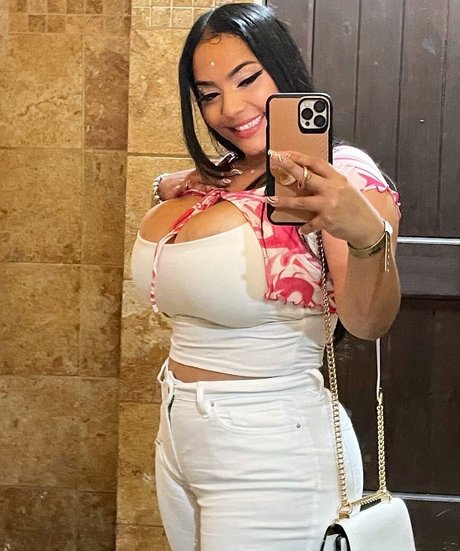 Jaki Oppai sexy model photo