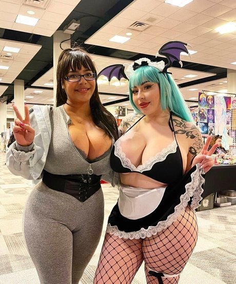 Jaki Oppai adult model galleries