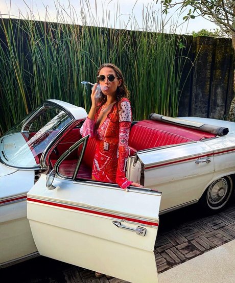 busty mom onlyfans sexy nude pics