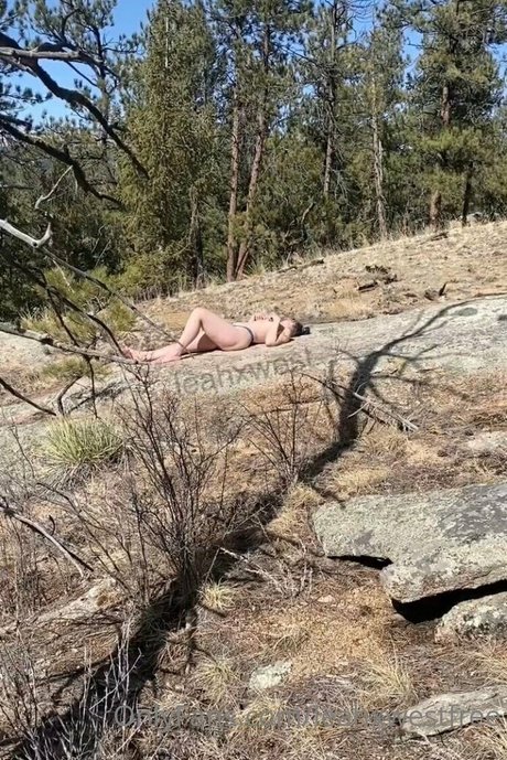 leahxwestfree model art img