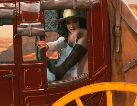 Molly Ephraim porn model photos