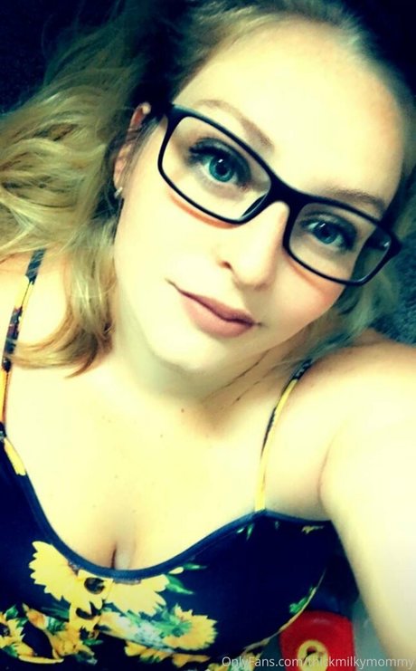 thickmilkymommy naked model archive