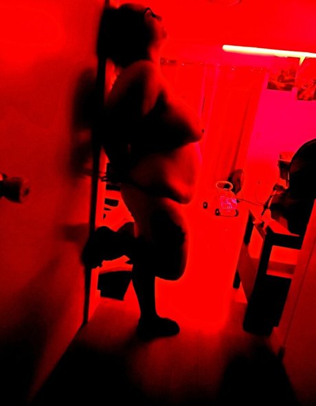 thickmilkymommy model top photo