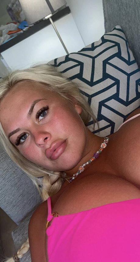 Shauni Scanlan model art pic